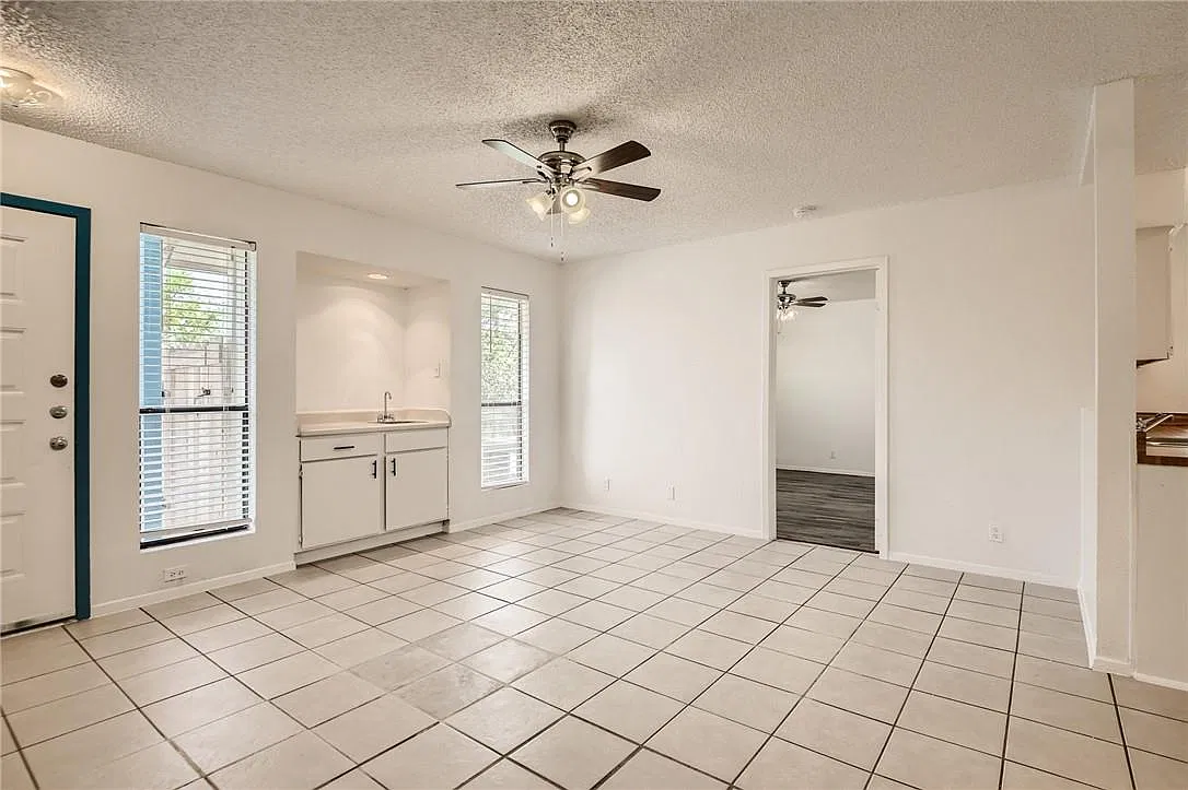 3 bed, 2.0 bath, 957 sqft, $1,295 — Photo 2