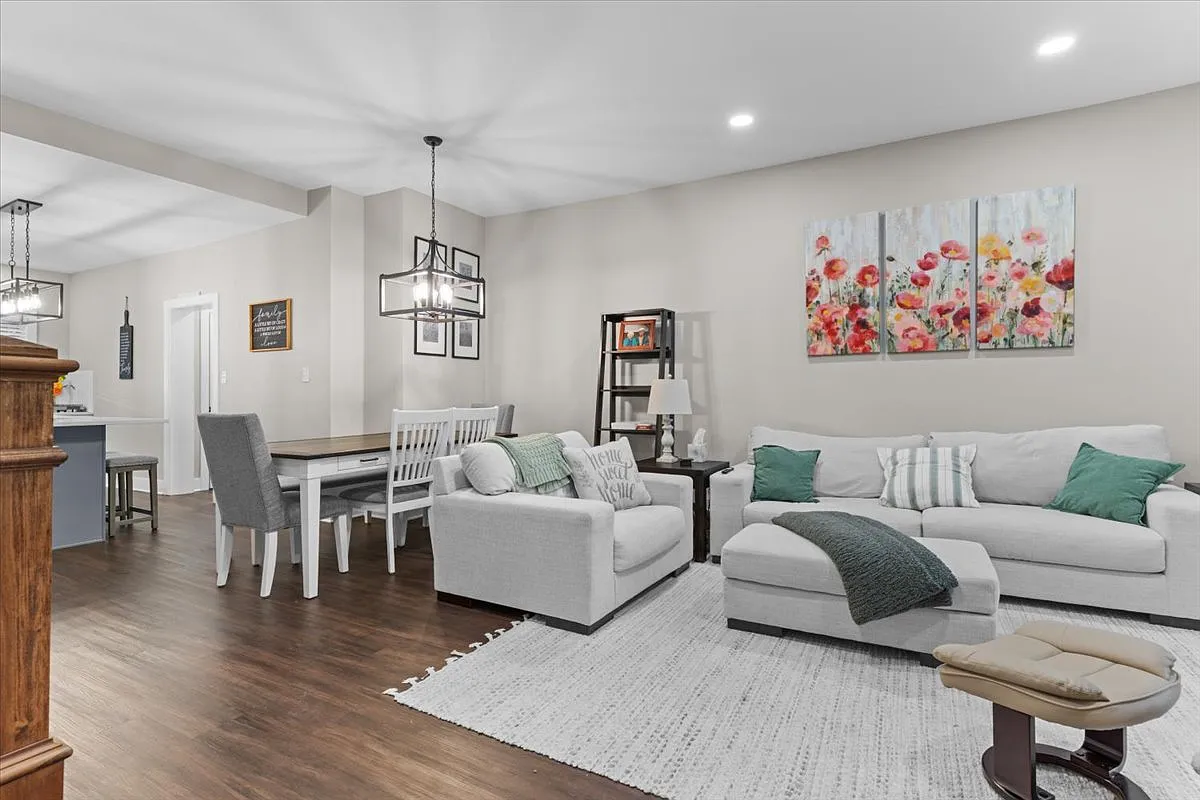 3 bed, 2.5 bath, 1584 sqft, $1,950 — Photo 2