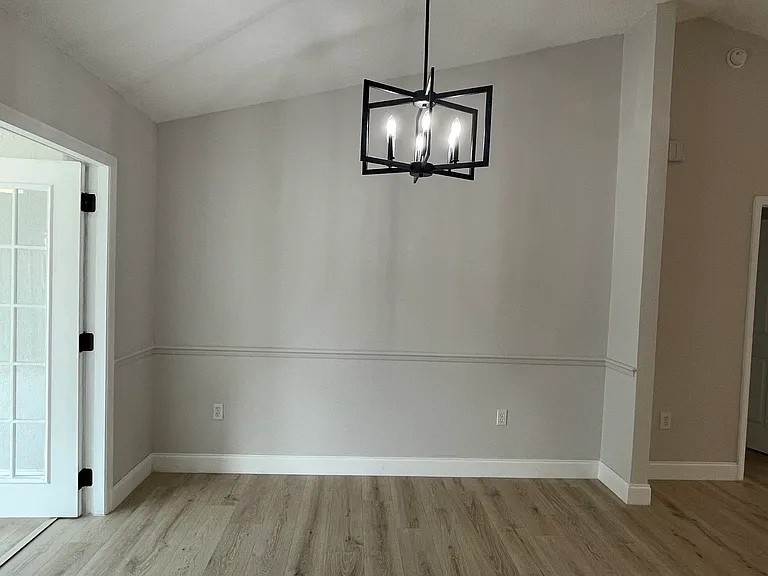 Kitchenette/ dining room