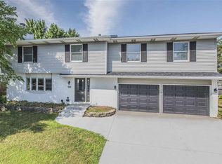 5228 Amesbury Dr, Davenport, IA 52807