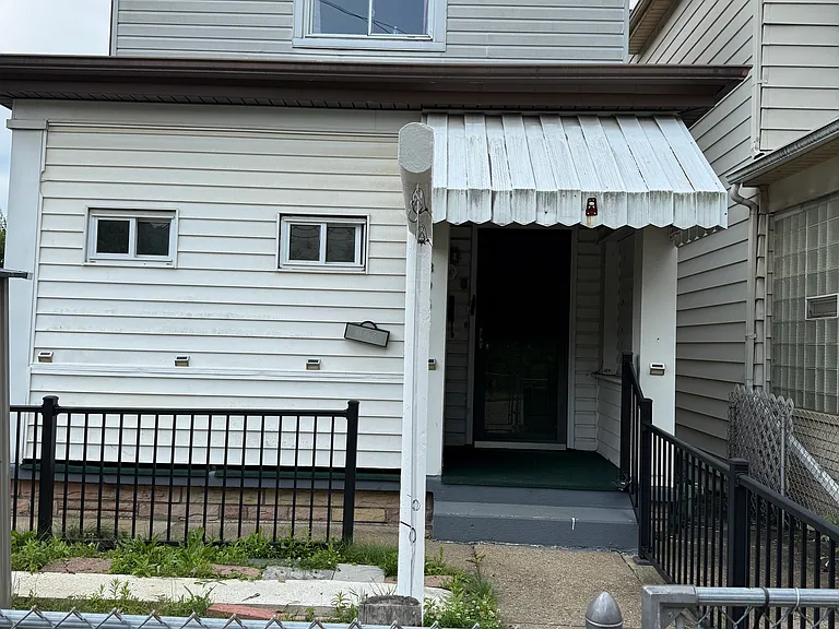 805 Railroad St — Photo 2