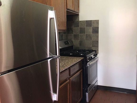 3rd image of 296 Nassau Ave APT 3L