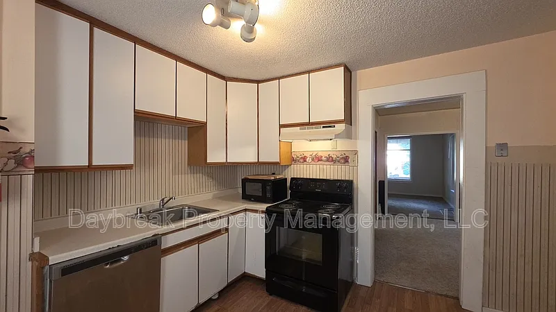 4 bed, 2.0 bath, 1296 sqft, $1,675 — Photo 2