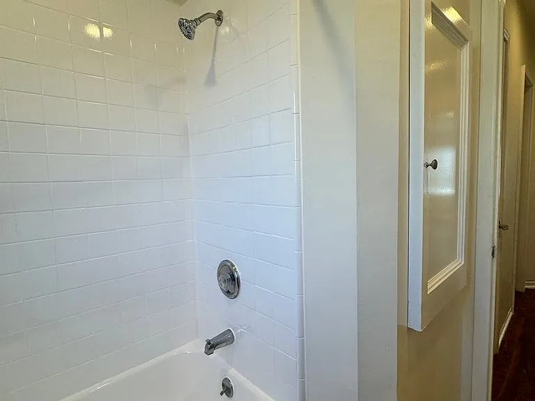 1418 S Genesee Ave — Photo 15