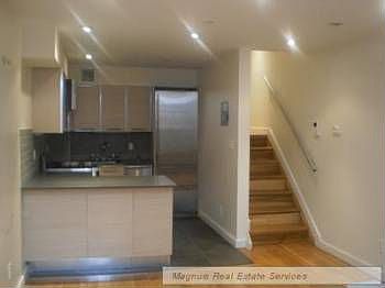 4th image of 215 E 81st St