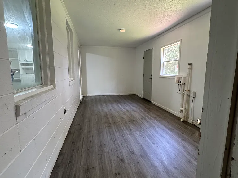 1084 Forbes Ln — Photo 8