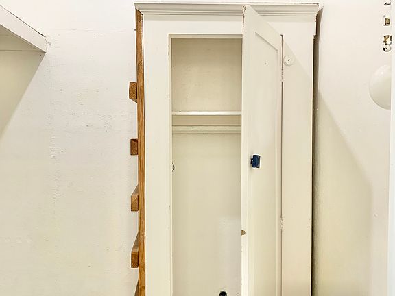 Another small room in the studio, could be used as a closet or office!