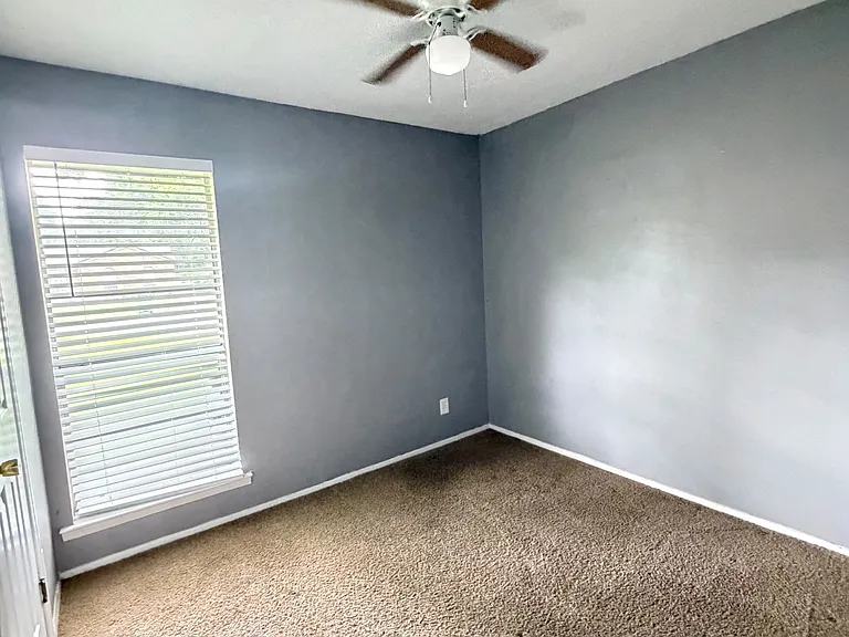 728 Amity Ln — Photo 13