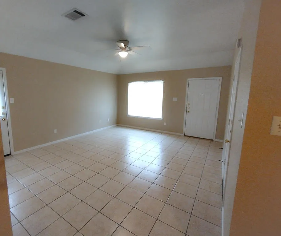3 bed, 1152 sqft, $1,295 — Photo 4