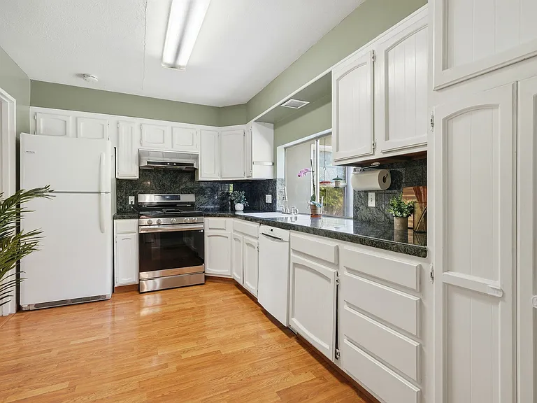 570 Kenwood Dr — Photo 4