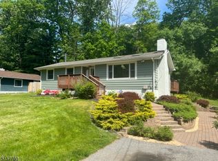 9 Applewood Rd, Hamburg, NJ 07419