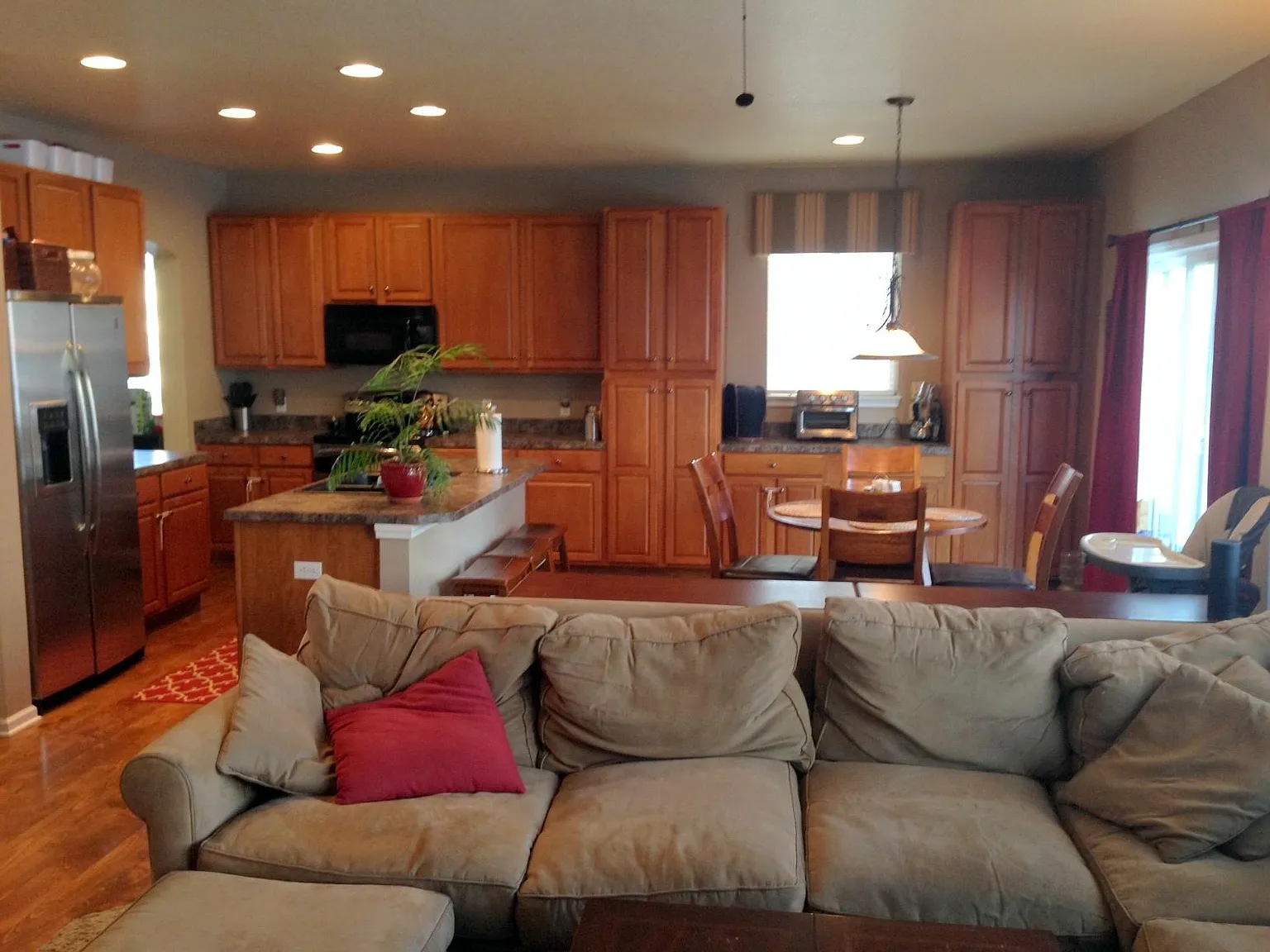 4 bed, 2.5 bath, 3765 sqft, $3,800 — Photo 4