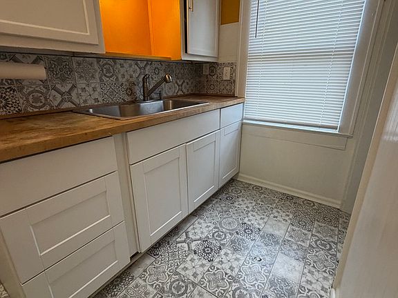 5th image of 427 N Riley Ave