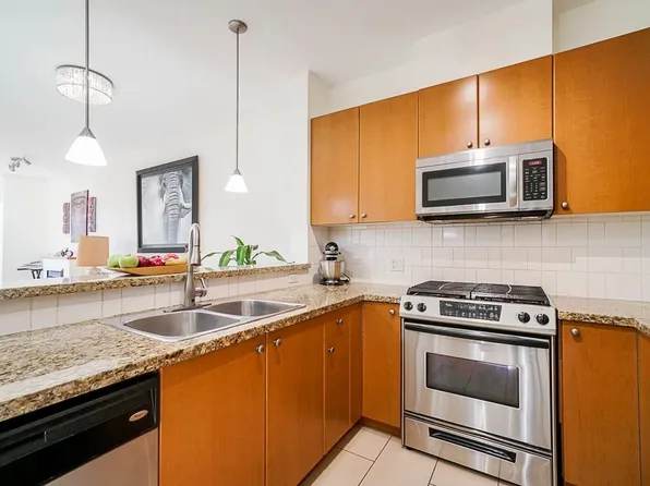 14 E Royal Ave #407, New Westminster, BC V3L 5W5