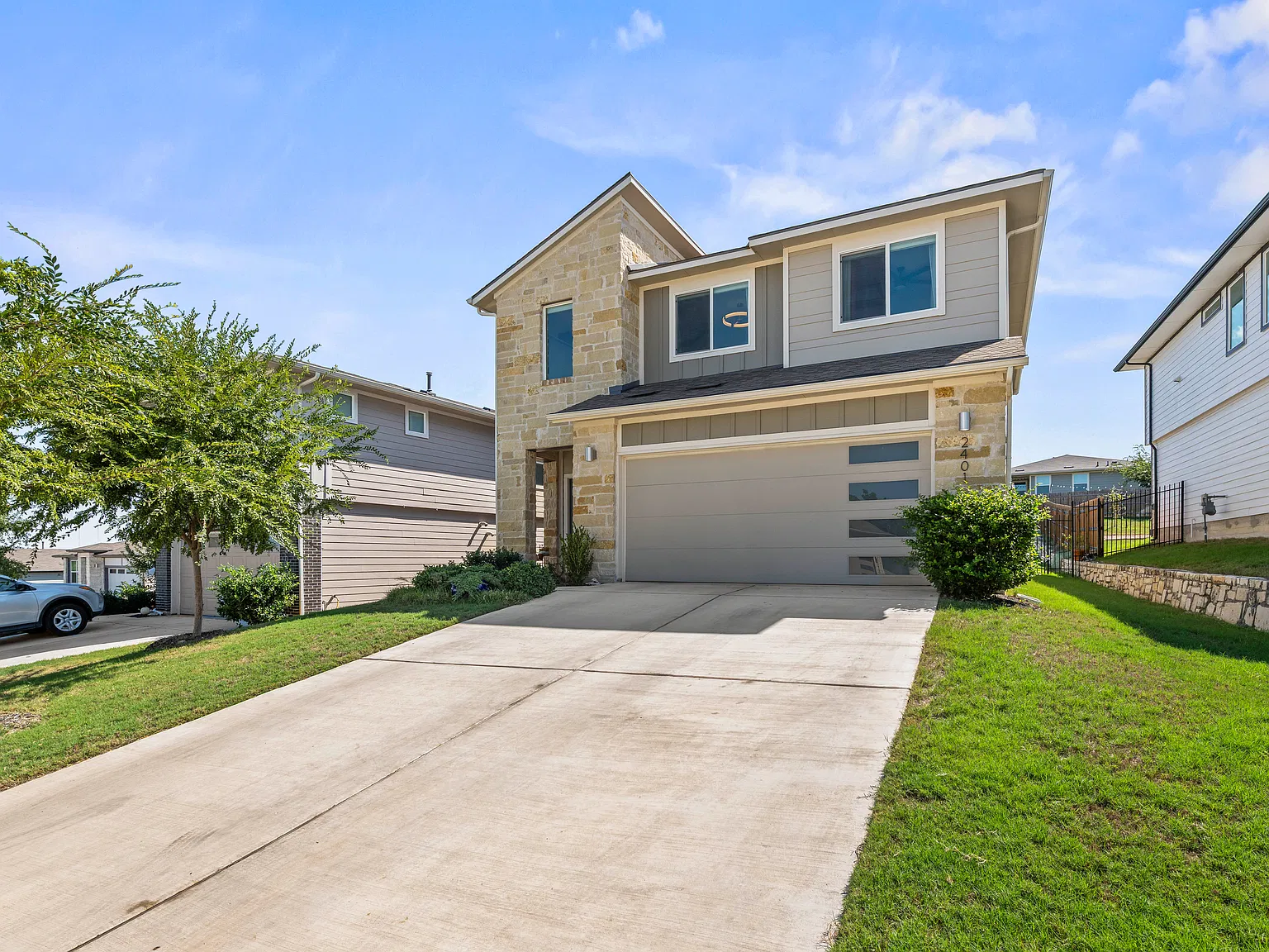 4 bed, 2.5 bath, 2000 sqft, $2,800 — Photo 2