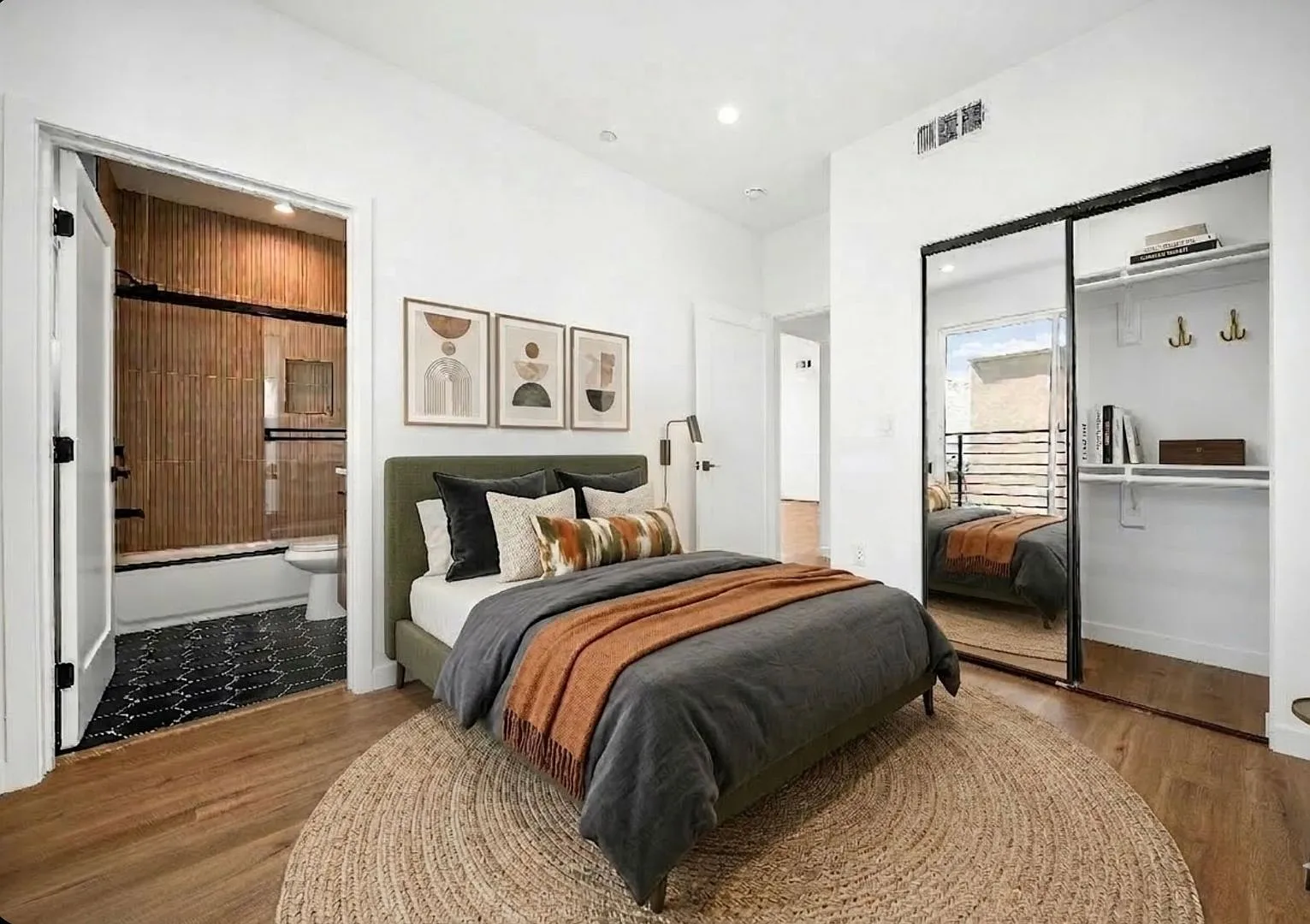 926 S Harvard Blvd — Photo 3