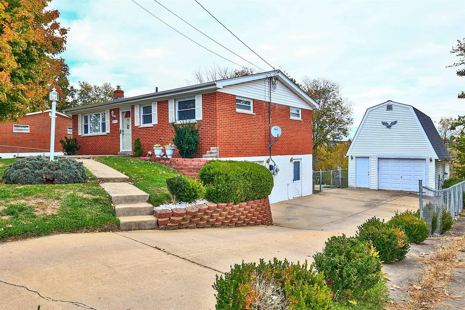 9027 Oak Ln photo 1