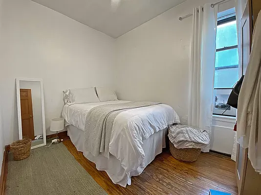 Rented by Coldwell Banker Warburg | media 13