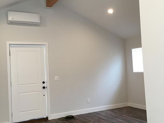 2nd image of 10511 1/2 Chandler Blvd