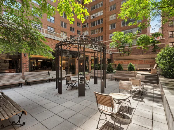 360 East 72nd Street image 9 of 15