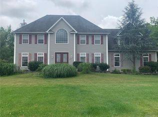 12 Amy Ln, New Windsor, NY 12553