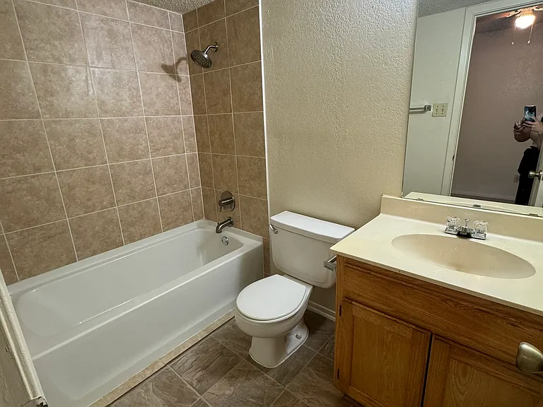 808 N Austin St #6 — Photo 4