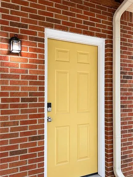 202 Oakwood Cir — Photo 2
