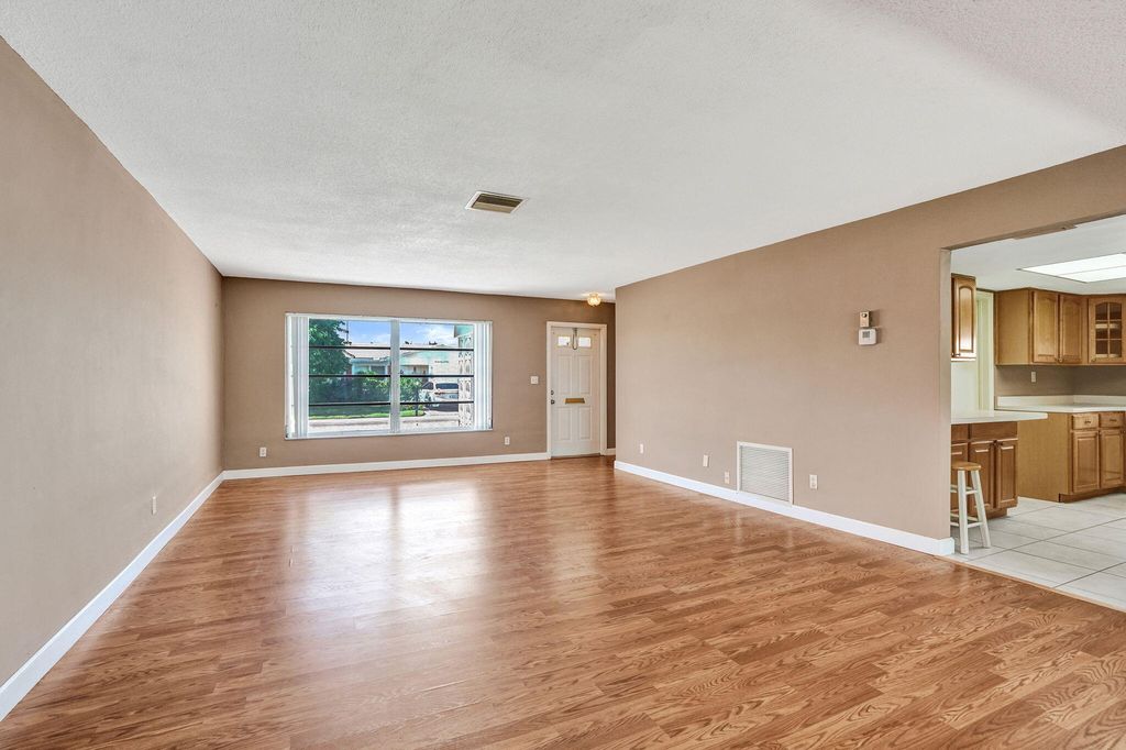 2700 NW 4TH Avenue, photo 6