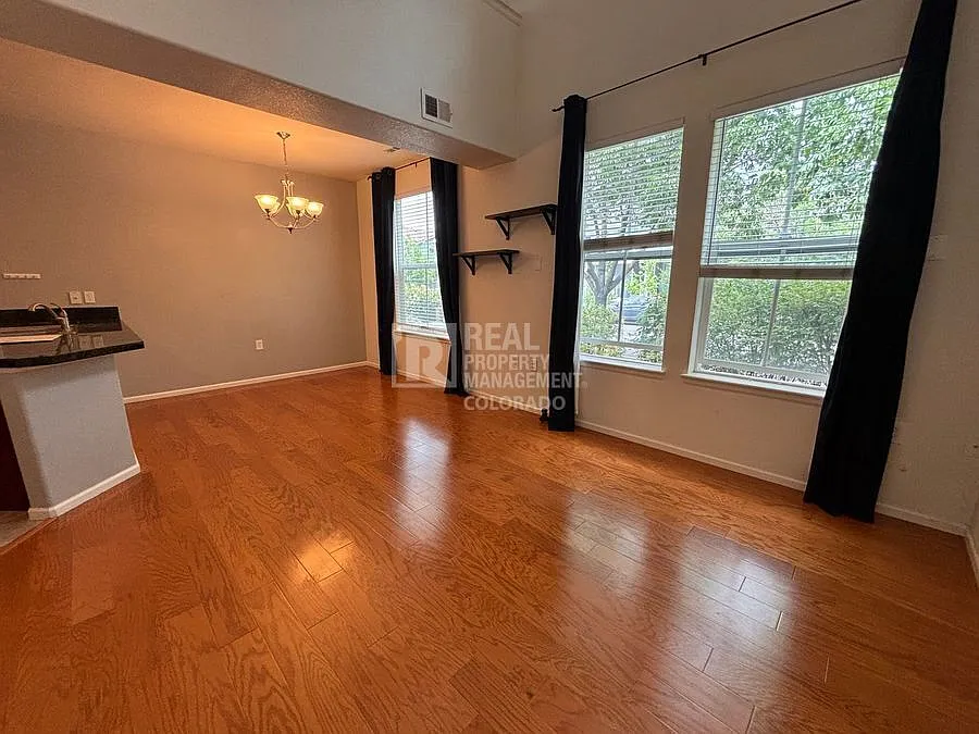 Bright and Open Townhome in the middle of Central Park — Photo 4