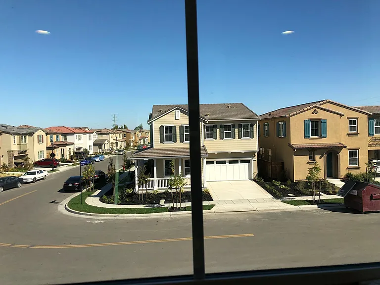 950 S Sophia St — Photo 3