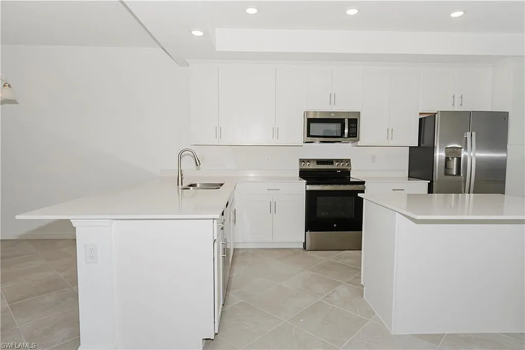 2 bed, 2.0 bath, 1120 sqft, $1,995 — Photo 2