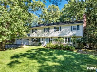11 Dogwood Court, Mahwah, NJ 07430