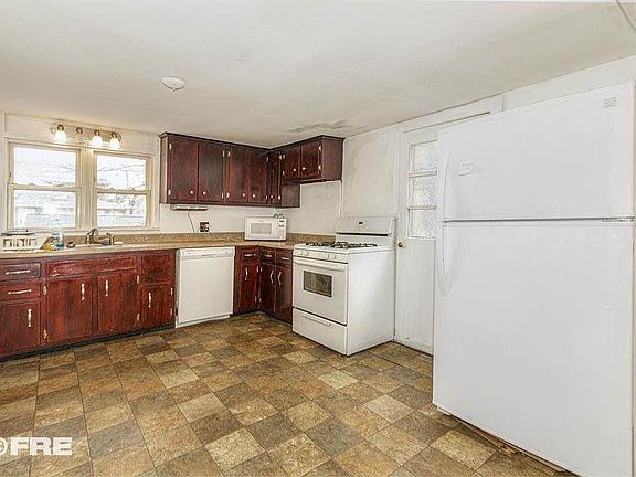 3rd image of 18 Melba Ct