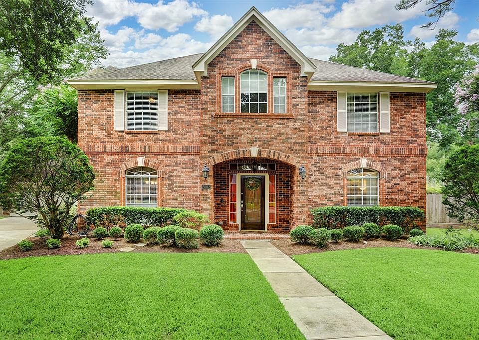 Welcome to 2002 Vista Lake Ct in Lakes of Edgewater!