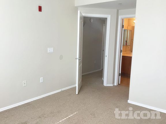 5th image of 3250 W Greenway Rd Unit 109