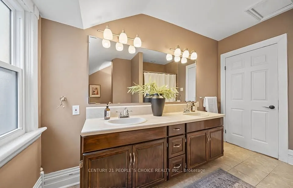 5 bed, $2,799 — Photo 3