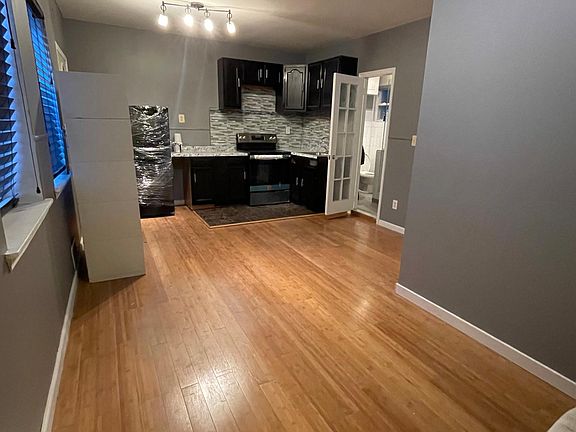 3rd image of 20215 Murdock Ave