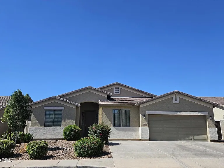 2094 E Oakland St — Photo 1