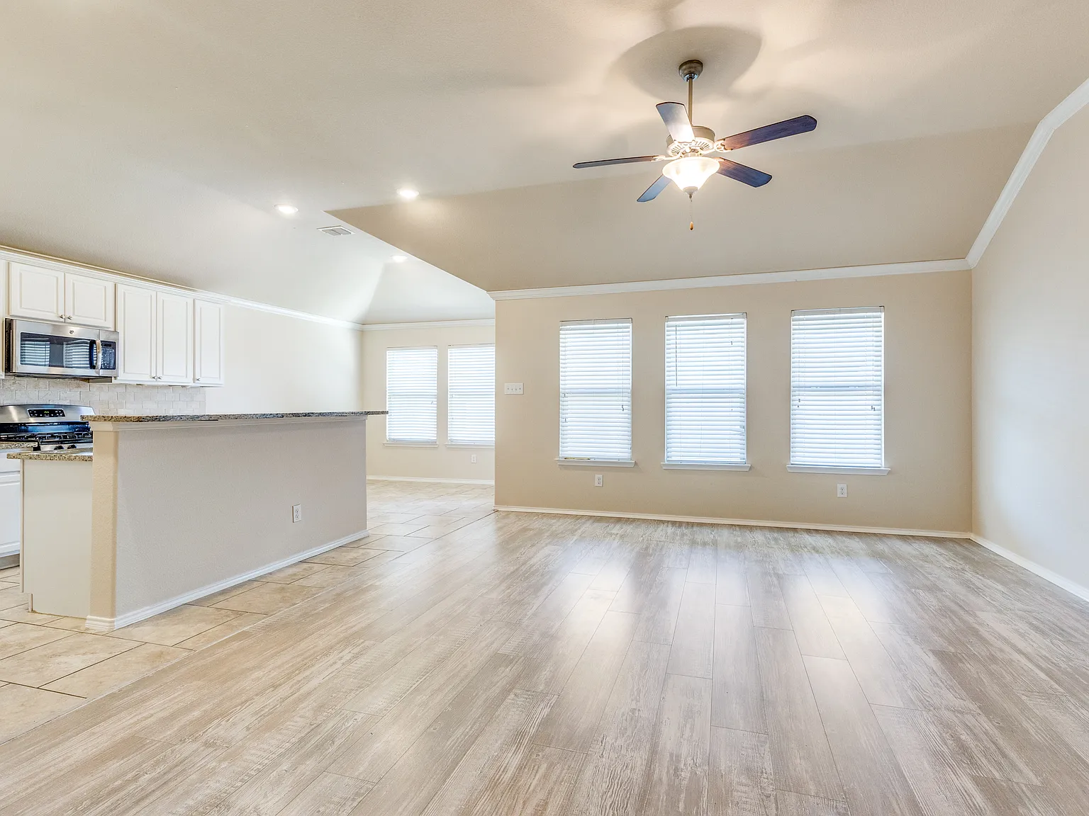 3 bed, 2372 sqft, $2,550 — Photo 4