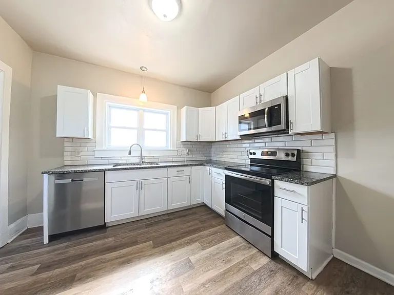 3303 University Ave — Photo 7