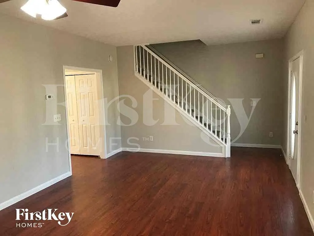 4 bed, 2.5 bath, 1812 sqft, $2,225 — Photo 3
