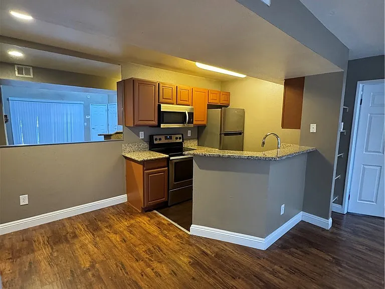 5146 S Jones Blvd #201 — Photo 17