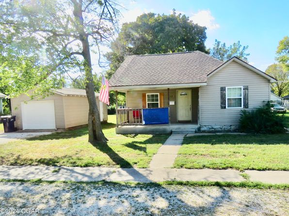 720 N Oak St, Webb City, MO 64870