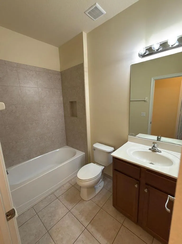 3 bed, 2010 sqft, $2,700 — Photo 1