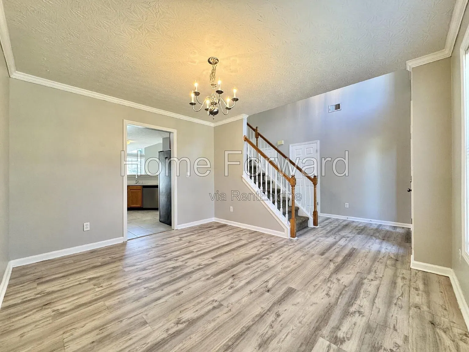 4 bed, 2.5 bath, 2323 sqft, $2,500 — Photo 3