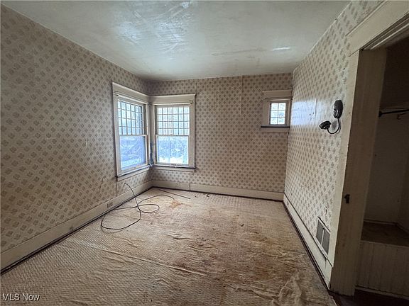 4th image of 2104 Elm St
