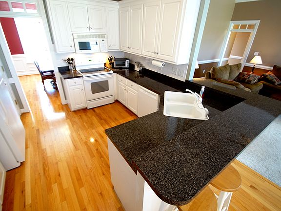 4th image of 556 Milton Dr