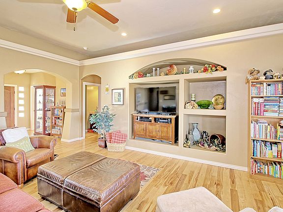 Living Area to Entry