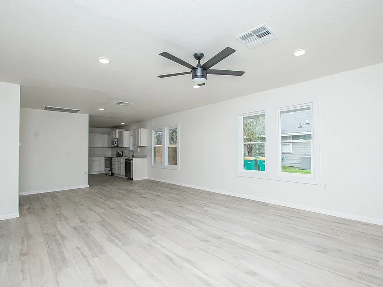 135 E 13th Ave — Photo 9