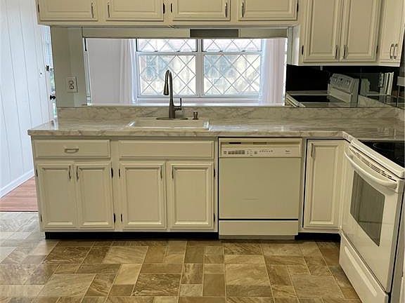 3rd image of 451 Sierra Vista Ln #451